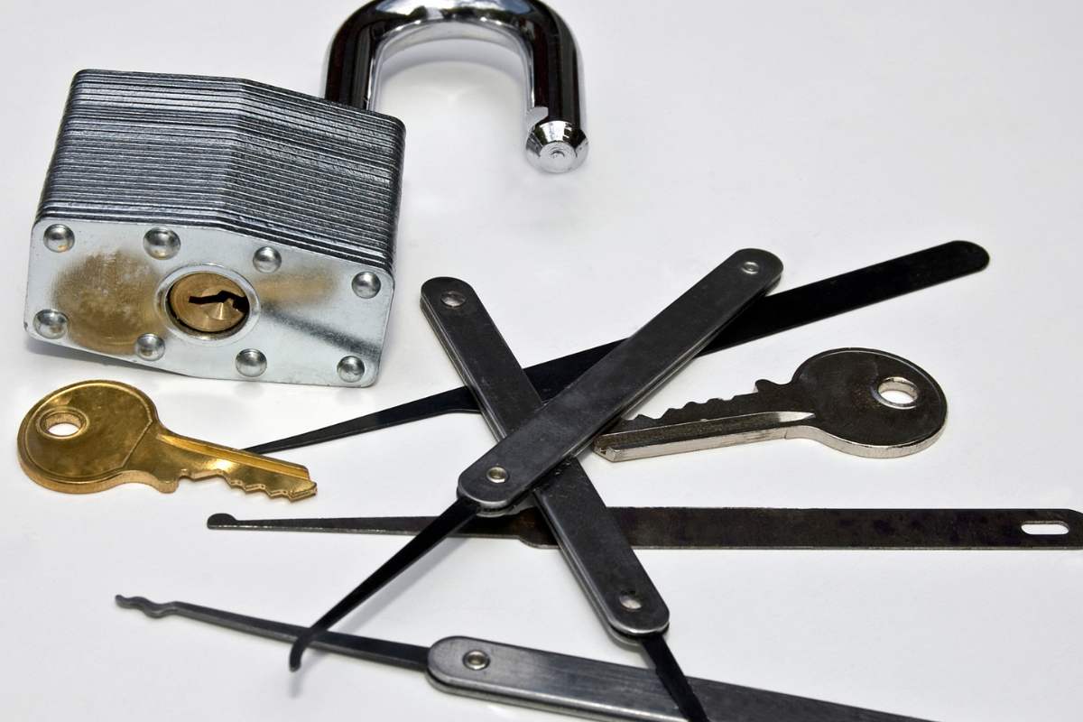 ﻿What are some common mistakes to avoid when lockpicking?